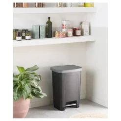 Poubelle plastique à pédale 50L